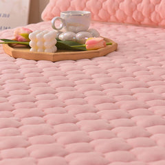 SOGA Pink 153cm Wide Mattress Cover Thick Quilted Fleece Stretchable Clover Design Bed Spread Sheet Protector with Pillow Covers